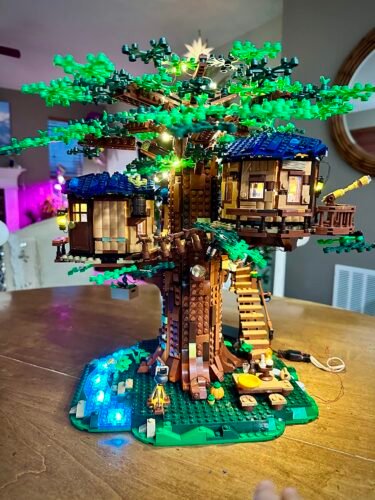 LEGO Ideas Tree House 21318 – Collectible Model Building Set for Adults & Teens, 3 Cabins with Interchangeable Leaves, Includes Minifigures, Nature Accessories & Bird Figure, 3036 Pieces photo review