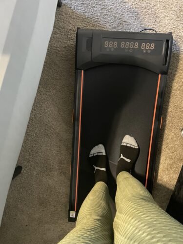 EVKRUN Under-Desk Walking Pad Treadmill – 0.6–12.5 km/h, 12 % Manual Incline, 300 lb (136 kg) Capacity, Large LED Screen, App & Remote Control (Foldable) photo review
