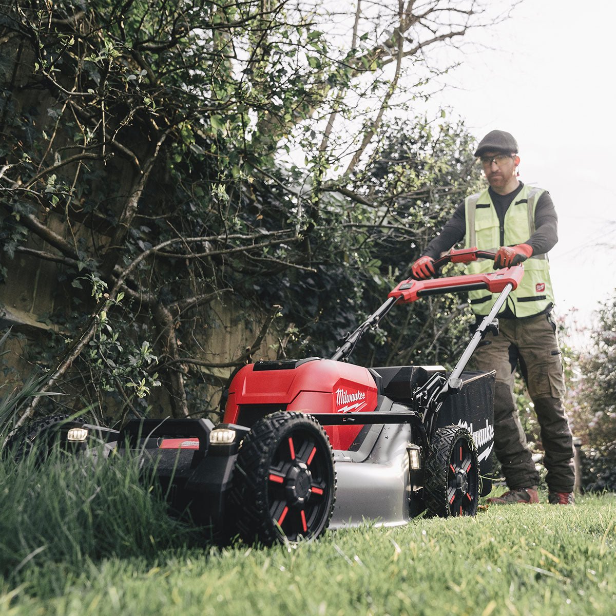 Milwaukee M18F2LM53-122 36V Fuel 53cm Self Propelled Lawn Mower with 2 x 12.0Ah Battery & Dual Bay Super Charger